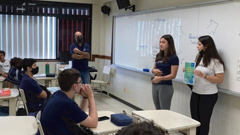 Aluna faz campanha pelo 1º voto em colégio. Prazo para tirar título termina hoje!