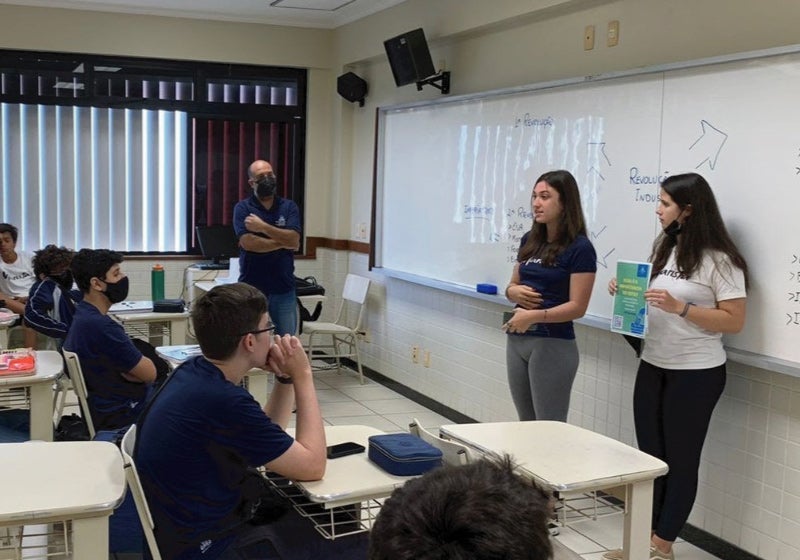 Aluna faz campanha pelo 1º voto em colégio. Prazo para tirar título termina hoje!