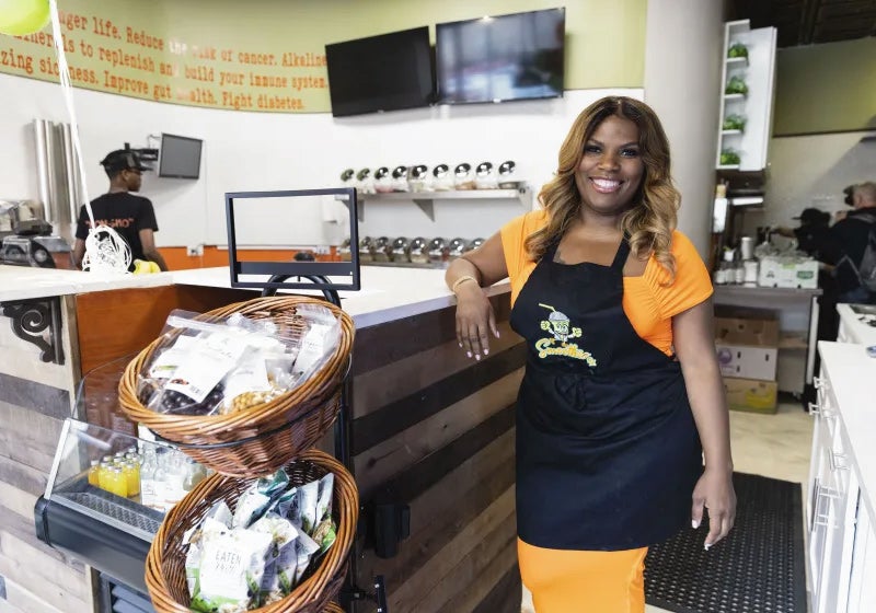 Empresária contrata sem-teto para que ele tenha uma segunda chance