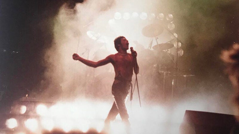 Filha viraliza após postar foto rara de Freddie Mercury tirada pela mãe em 1980