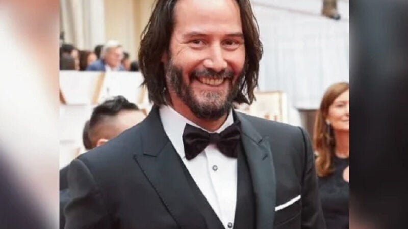 Keanu Reeves surpreende e liga para fã de 80 anos com AVC