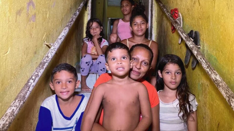Dia das Mães: mulher que cria 6 filhos só quer abraços como presente