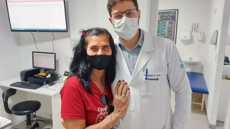 Após 6 transplantes de córnea, mãe vibra ao enxergar filhos novamente