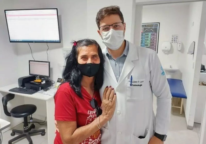 Após 6 transplantes de córnea, mãe vibra ao enxergar filhos novamente