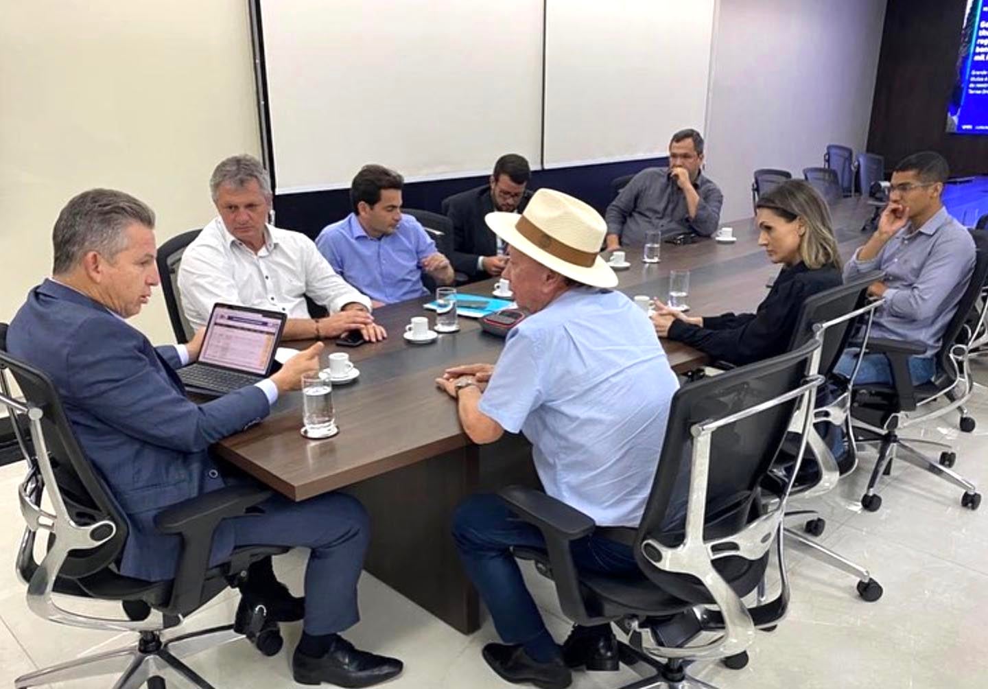 Sinop: prefeito se reúne com governador e quer ‘iniciar logo’ asfaltamento de 20 km da estrada Nanci