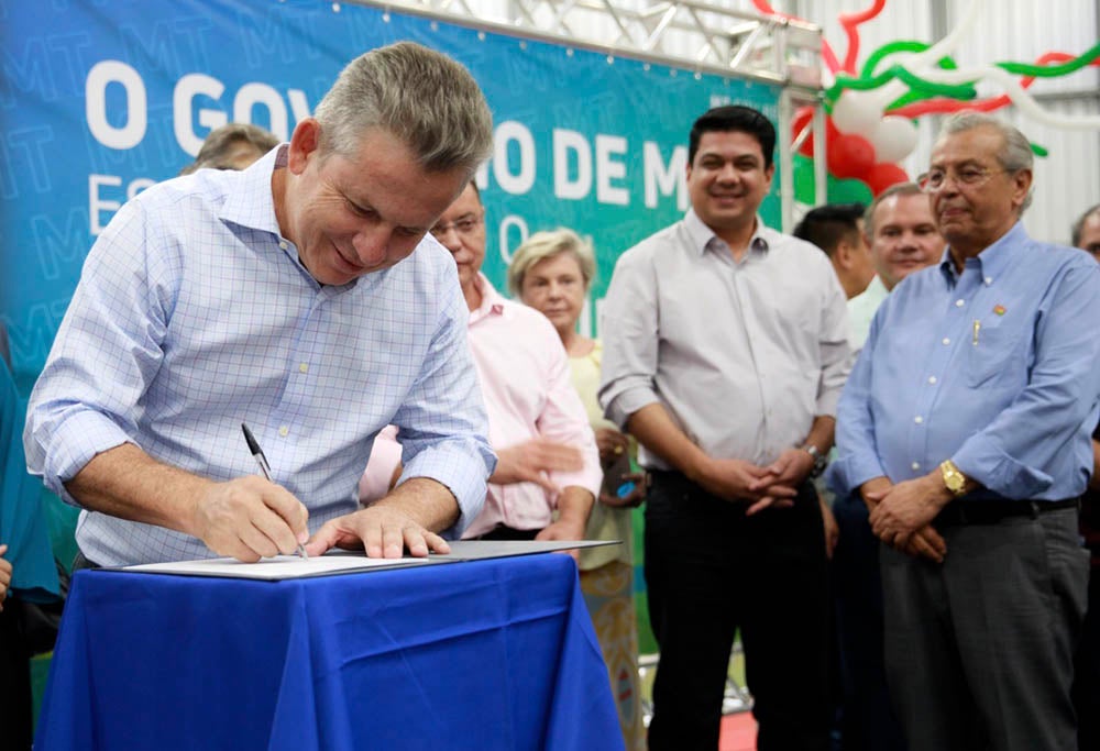 Mauro entrega 904 títulos e lança regularização fundiária para 15 mil famílias em Várzea Grande