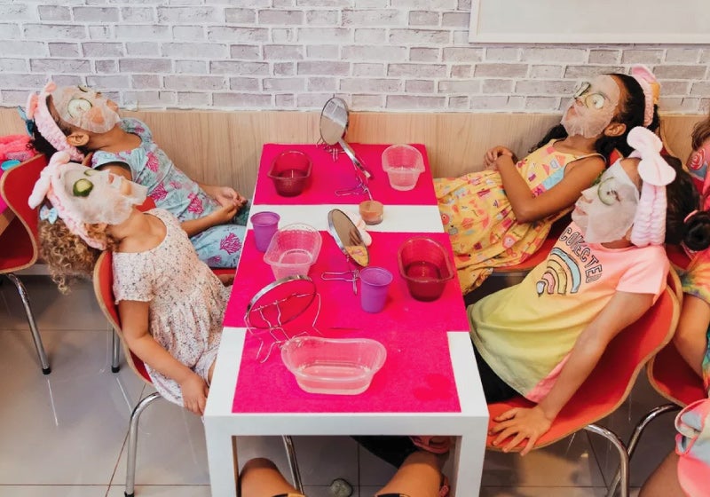 Menina faz 7 anos, dá ‘spa day’ para amigas e viraliza nas redes