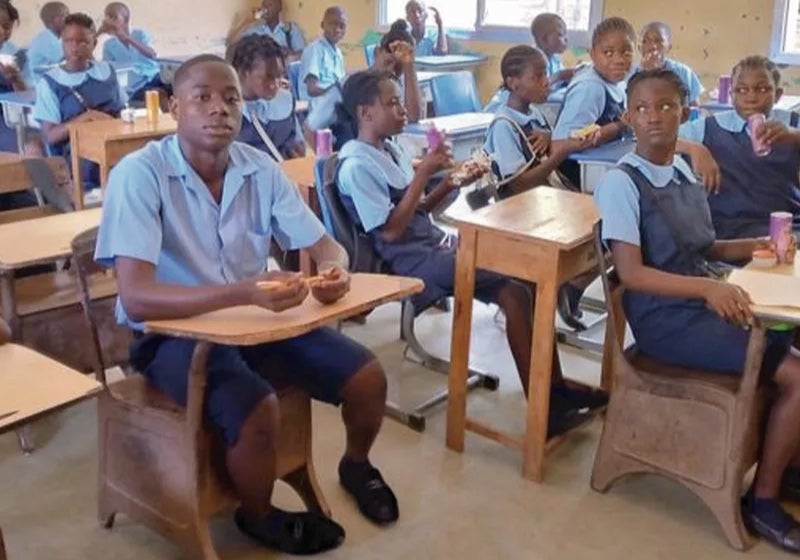 Mototaxista tem vida transformada após encontrar e devolver US$ 50 mil