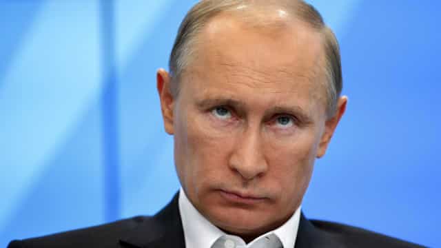 Rússia cita armas e ataca ferrovias; UE propõe proibir petróleo russo