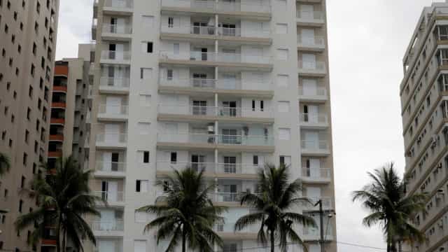 Tríplex de Guarujá atribuído a Lula será sorteado na internet neste sábado (28)