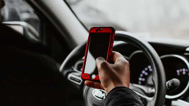 Brasil registra 28 multas por uso de celular ao volante a cada hora