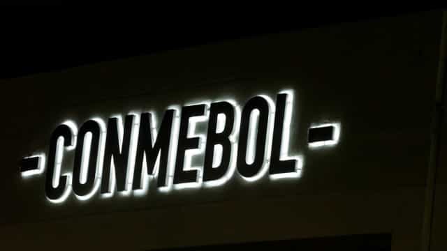 Boca é multado pela Conmebol por gesto racista de torcedor contra corintianos