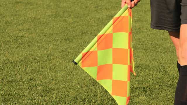 Pega de surpresa, bandeirinha brasileira comemora vaga na Copa do Mundo do Catar