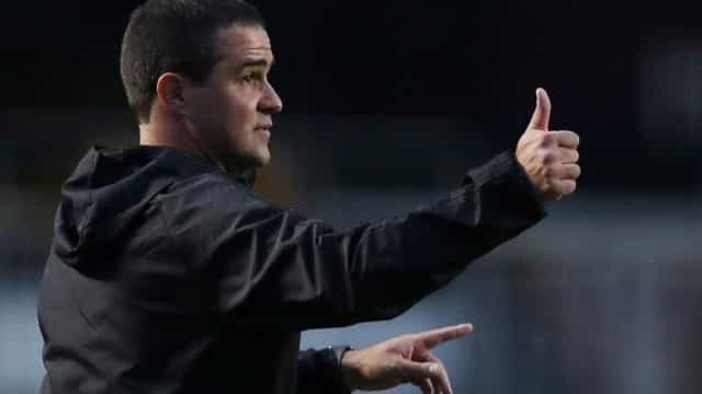 Treinador brasileiro evita multa milionária e ganha fãs no México