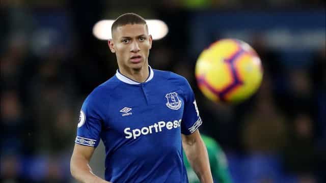 Richarlison será investigado por arremessar sinalizador em jogo do Inglês