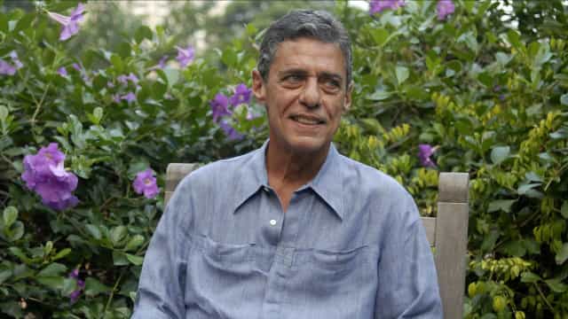 Chico Buarque encanta fãs com foto ao lado da filha