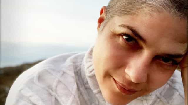 Selma Blair diz que foi estuprada e recorda passado com o álcool