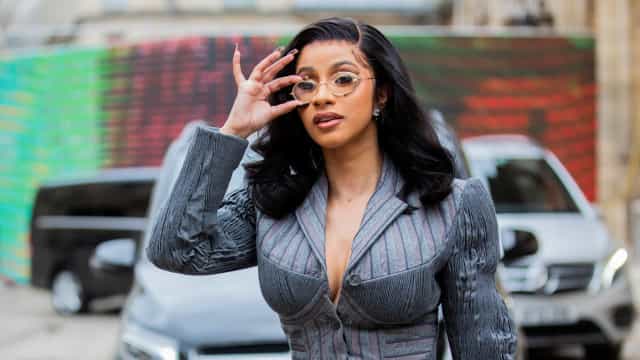 Cardi B diz que tem responsabilidade de falar sobre política com fãs