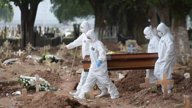 Mortes causadas pela pandemia no mundo chegaram a 14,9 milhões, diz estudo da OMS