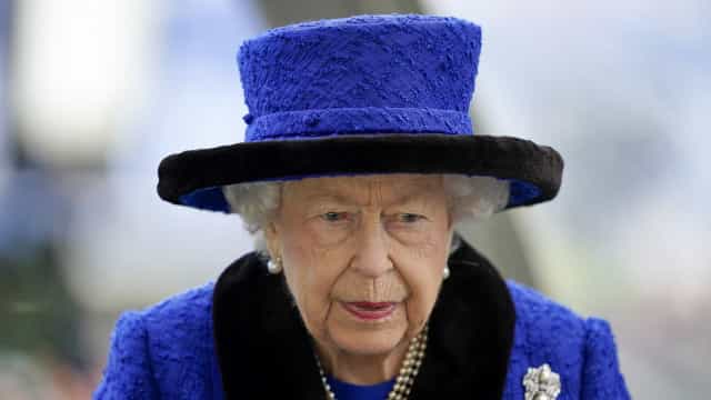 Falso padre se infiltra na Guarda Real para se aproximar de Elizabeth