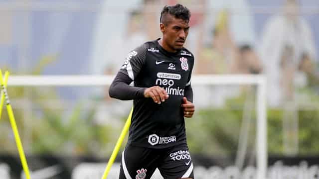 Paulinho desfalca Corinthians em Cali e Vítor Pereira deve viajar no dia do jogo