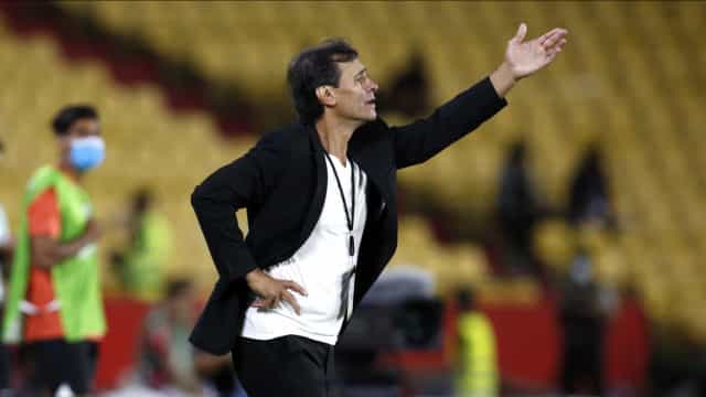 Bustos destaca o trabalho dos veteranos na preparação dos jovens no Santos