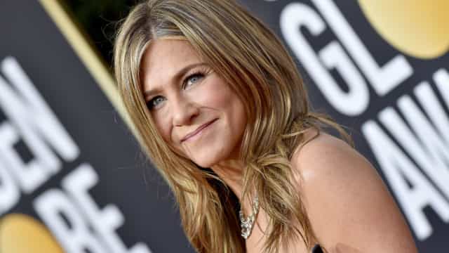 Jennifer Aniston chama atenção ao exibir carro de luxo