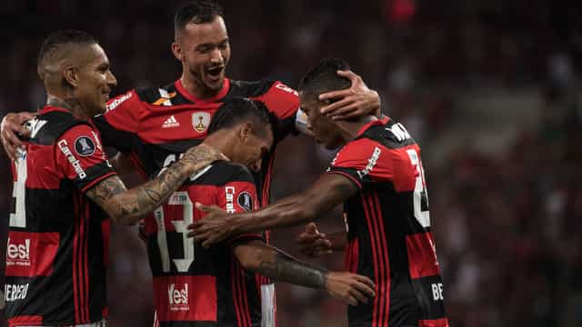Flamengo vive altos e baixos e busca identidade entre falhas e lampejos