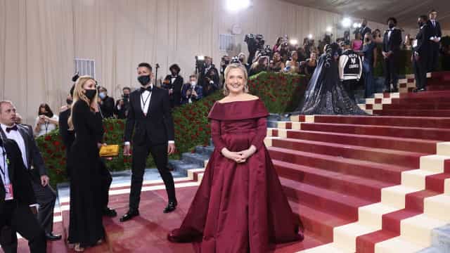 Hillary Clinton homenageia mulheres no Met Gala, e prefeito de NY protesta contra armas