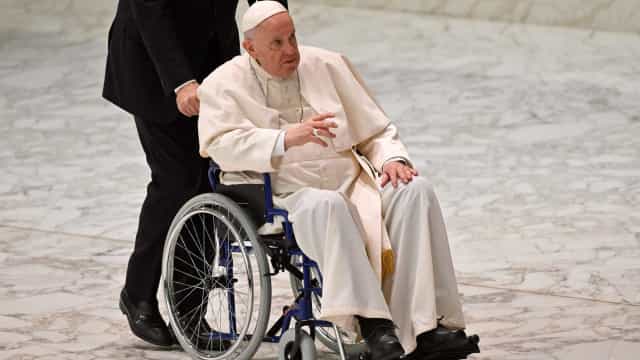Papa Francisco aparece em cadeira de rodas pela primeira vez