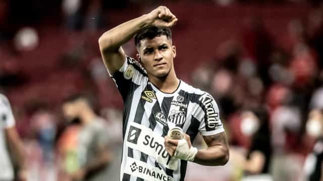 Santos brilha no segundo tempo, atropela Coritiba e avança na Copa do Brasil