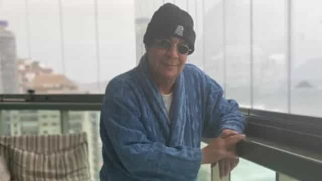 Zeca Pagodinho estreia ‘look’ de inverno com gorro, roupão, meia e chinelo