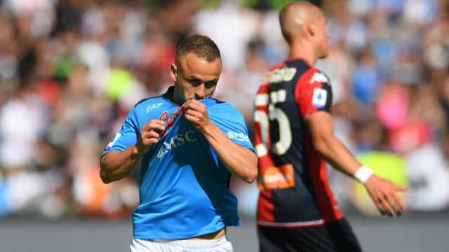 Napoli vence, rebaixa Genoa e se aproxima da 3ª colocação do Campeonato Italiano
