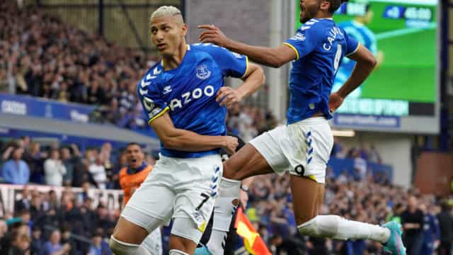 Após gol e assistência de Richarlison, Everton leva virada e ainda pode cair