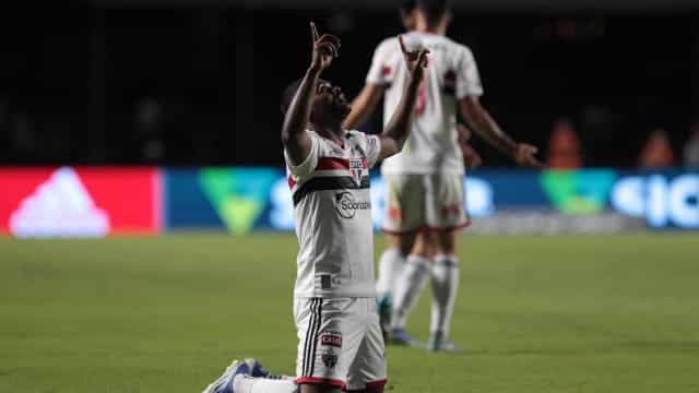 Com pênalti inexistente e força do banco, São Paulo bate Cuiabá pelo Brasileirão