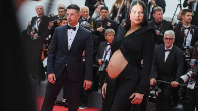 Adriana Lima exibe barriguinha de grávida em Cannes