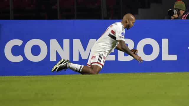 Patrick festeja primeiro gol pelo São Paulo e vaga nas oitavas da Sul-Americana