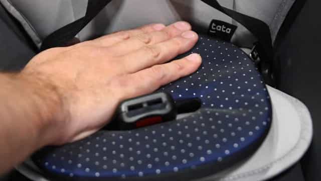 Bebê de um ano morre após ser esquecido em veículo junto à creche nos EUA