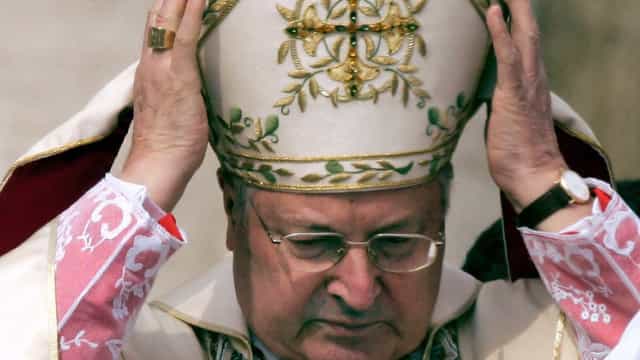 Ex-braço direito de 2 papas, cardeal acusado de encobrir abusos morre aos 94