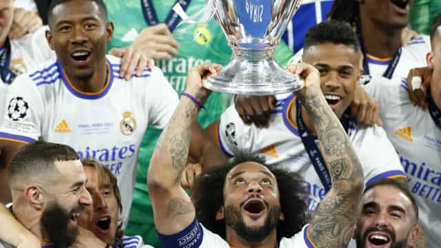 Torcida do Real Madrid lota ruas da capital espanhola e vira madrugada celebrando