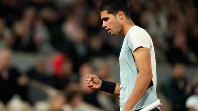 Aplaudido e dando show, Alcaraz chega às quartas em Roland Garros pela 1° vez