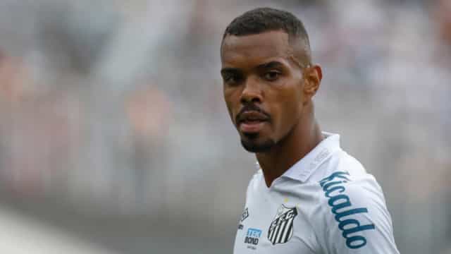 Destaque do time do Santos, Lucas Pires renova contrato por mais quatro anos