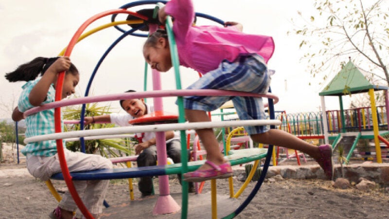 Campanha de R$ 1,7 milhão faz playgrounds para criança brasileiras