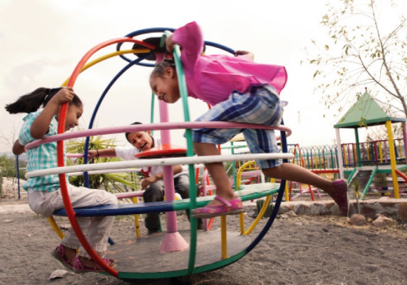 Campanha de R$ 1,7 milhão faz playgrounds para criança brasileiras