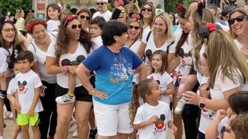 Professora aposentada é homenageada por alunos na Disney