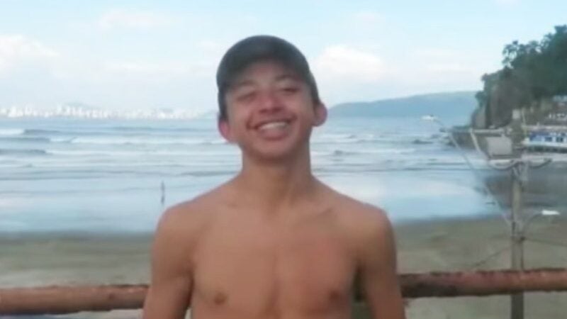 Surfista de 16 se arrisca e salva mulher que se afogava em praia de SP: VÍDEO