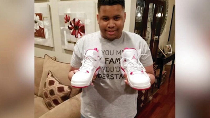 Desconhecido ouve conversa na loja e paga tênis Air Jordans para menino autista