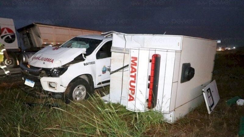 AMBULÂNCIA DE MATUPÁ SE ENVOLVE EM ACIDENTE NA 163 EM NOVA MUTUM