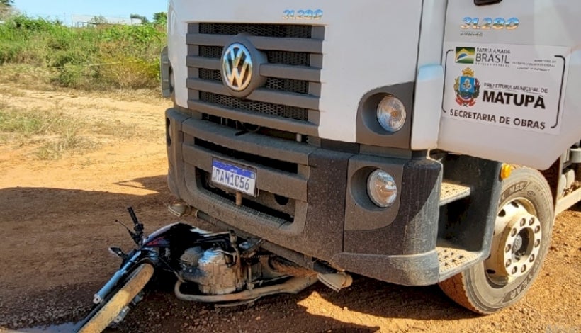 Em MATUPÁ MULHER MORRE EM ACIDENTE ENTRE MOTO E CAMINHÃO PIPA