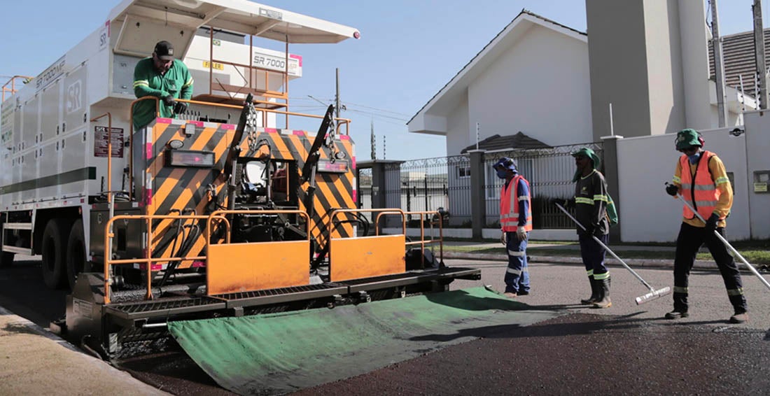 Nova Mutum: prefeito entrega usina móvel para recapeamento asfáltico